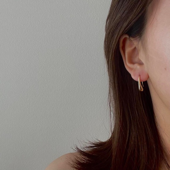 CLOSING SALE! 💕Gold Plated Teardrop Earrings - Picture 2 of 4